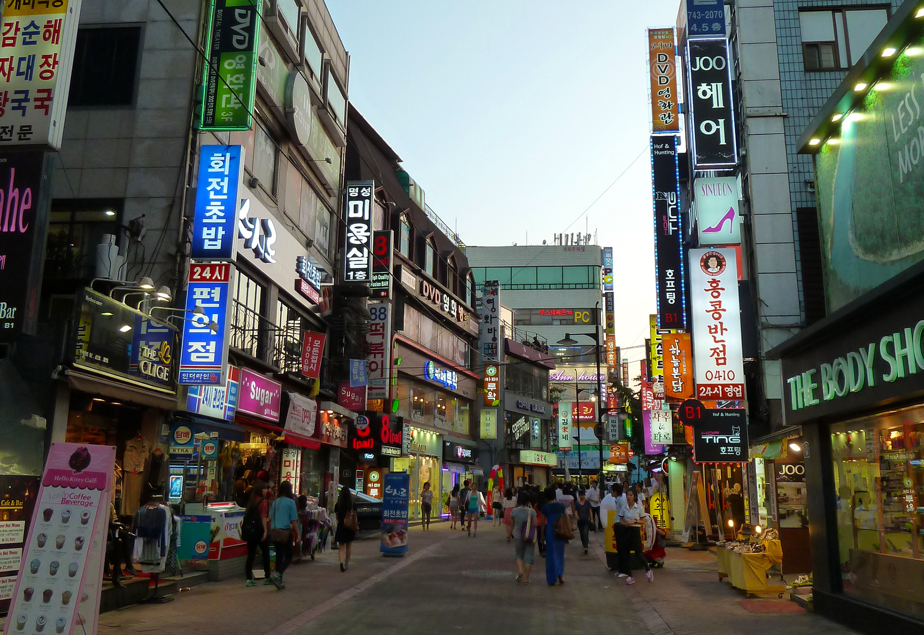 Bright lights of a Seoul shopping  street Photo Paul 