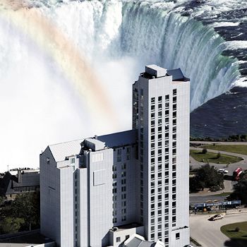 Oakes Hotel Overlooking the Falls